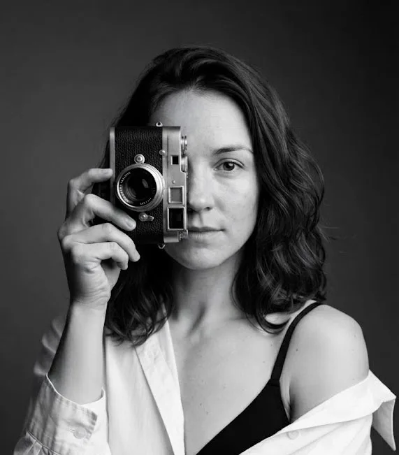 Prompt para Foto Preto e Branco Estilo Editorial com Câmera Vintage — exemplo de prompt de IA para Imagens em Gemini